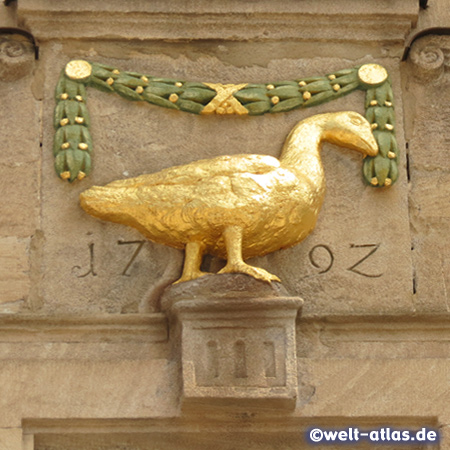 Goldene Gans an einem Haus (Spätbarockbau) am Marktplatz in der denkmalgeschützten Altstadt von Weißenburg in Mittelfranken
