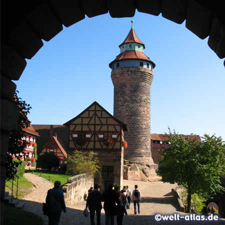 Blick vom Tor der Kernburg zum Bergfried, Sinwellturm und dem Brunnenhaus, der Tiefe Brunnen