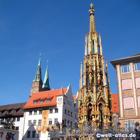 Der Schöne Brunnen, eine der Sehenswürdigkeiten in der Altstadt von Nürnberg, dahinter die Türme der Sebalduskirche (das Original des Brunnens befindet sich im Germanischen Nationalmuseum