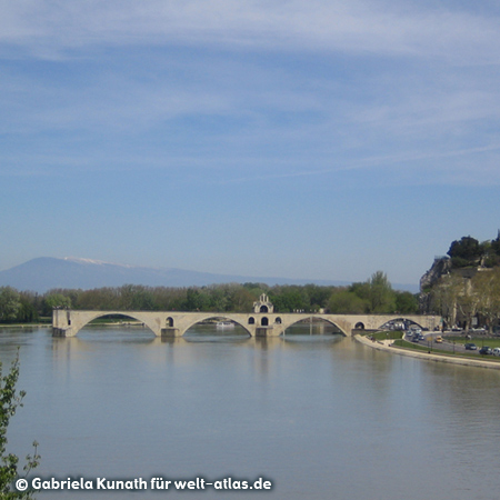 Brücke von Avignon, im Hintergrund die Provenzalischen Voralpen und der Berg Mont Ventoux 