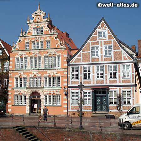 Schöne Sandsteinfassade des Bürgermeister-Hintze-Hauses in Stade, daneben historisches Fachwerkhaus