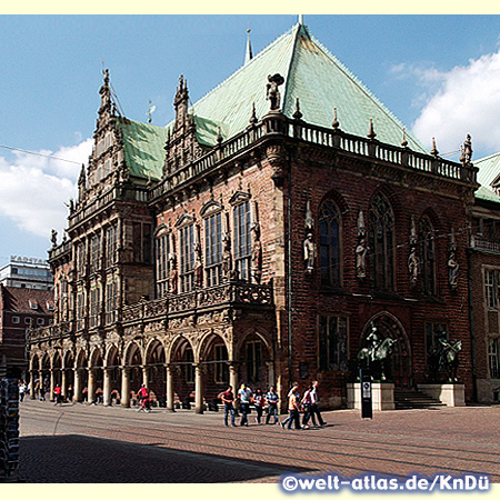 Schönne Fassade des Bremer Rathauses und Ostportal –  Rathaus und Roland gehören zum UNESCO-Welterbe der Menschheit