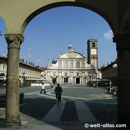 Piazza Ducale di Vigévano und Dom