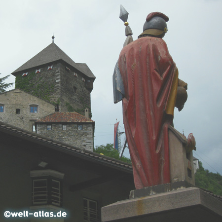 St. Florian-Brunnen, dahinter das Schloss Branzoll, Klausen, Chiusa, Südtirol
