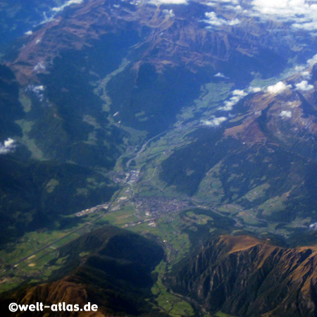 Blick auf die Berge, Sterzing und das Eisacktal aus der Luft