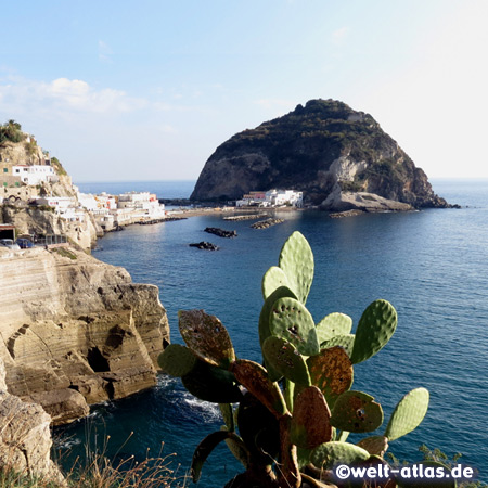 Der Felsen La Roia mit dem kleinen, malerischen Ort Sant'Angelo, Ischia