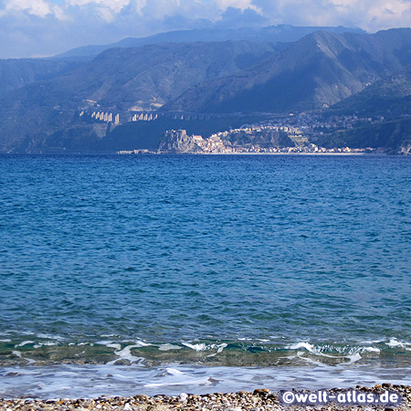 Blick vom Capo Peloro auf Sizilien über die Straße von Messina hinüber nach Scilla mit dem Castello Ruffo in Kalabrien, dahinter die Berge und als Hochstraße die Autostrada Salerno-Reggio Calabria