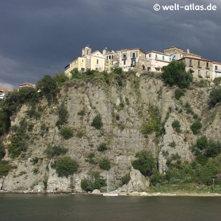 Hoch oben auf der Felsküster liegt Agropoli, Golf von Salerno