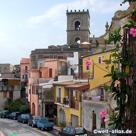 Glockenturm der Kirche der Heiligen Annunziata in Forza D'Agrò, mittags ertönt das Glockenspiel mit dem "Ave Maria" über dem Dorf 