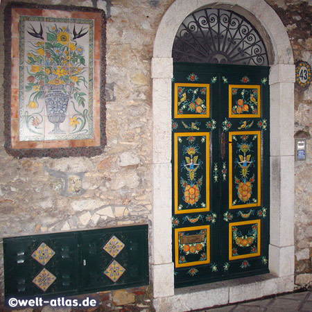 Reich verziertes Haus mit bemalter Tür, sizilianischen Fliesen und viel weiterem Fassadenschmuck, Taormina Altstadt