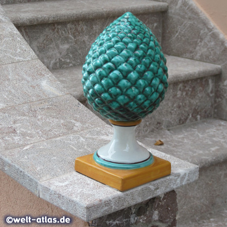 Pinienzapfen, schöne Keramik-Dekoration in Castelmola
