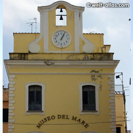 Uhr am Turm des Meeresmuseum von Ischia in Ischia-Ponte, Museo del Mare