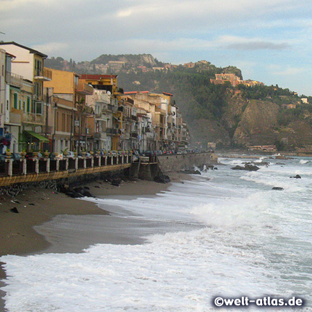 Das Meer bei Giardini-Naxos, im Hintergrund das Kap Taormina