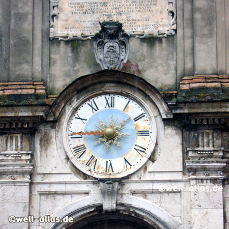 Uhr in Spoleto, Piazza del Mercato, Umbrien, Italien