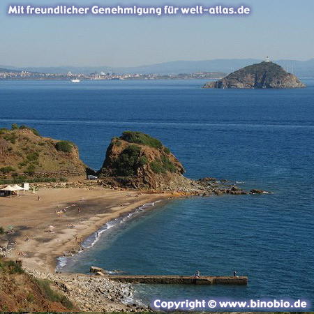 Strand der Cala Seregola auf Elba, im Hintergrund die Isola di Palmaiola mit Leuchtturm und Blick zum Festland –Urlaubsbericht: Wandern in der Toskana von Hans van Gelderen unter:http://elba.binobio.de/elba.htm