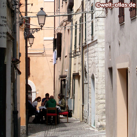 Mittag in den Gassen von Sirolo, Riviera del Conero, Marken, Adria, Italien