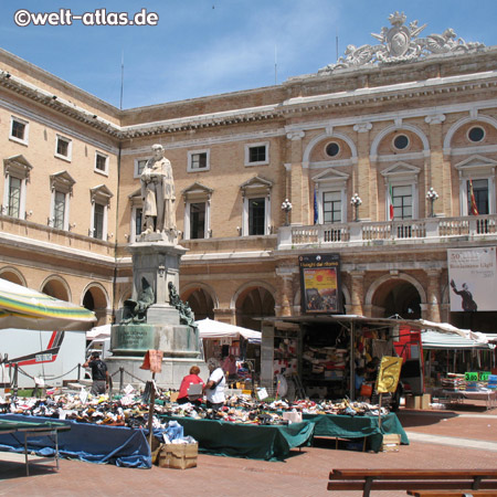 Recanati, Piazza Giacomo Leopardi, Marken, Italien