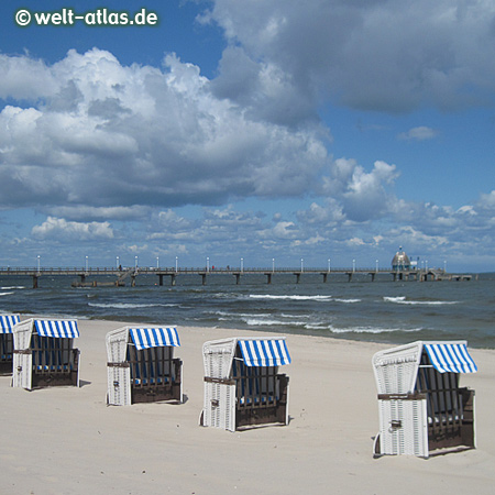 Strand von Zinnowitz auf der Insel Usedom, im Hintergrund die Seebrücke mit Tauchgondel 