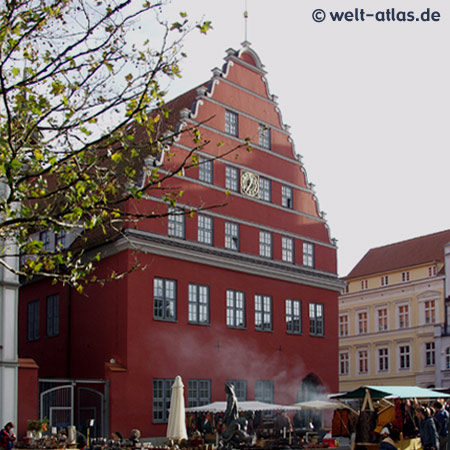 Greifswald, barockes Rathaus mit schönem Giebel, „Rotes Rathaus“