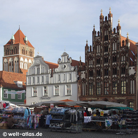 Greifswald, Giebel am Marktplatz und der Turm der Kirche St. Marien
