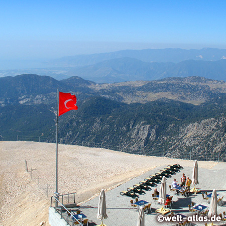 Ausblick von der Terrasse des Berges Tahtali, 2.365 m  auf die Küste und weitere Berge. Seilbahn Sea to Sky