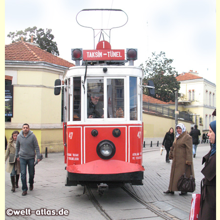 Die Nostaljik Tramvay fährt zwischen Taksim und Tünel