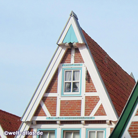 Detail, Fachwerkhaus in der Otterndorfer Altstadt mit schönem Sinnspruch: Lasst nur die Welt vorüberbrausen, wir wollen hier im Stillen hausen
