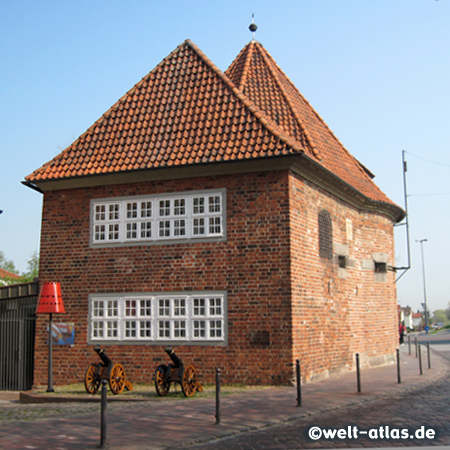 Marschtorzwinger mit Kanonen in Buxtehude, Turm der einstigen Stadtbefestigung