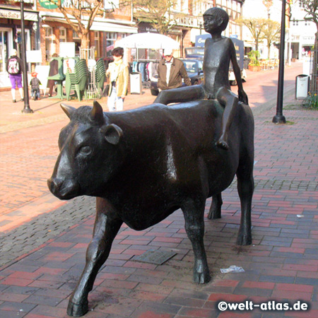 In der Breite Straße, in der Altstadt von Buxtehude steht die Bronzeplastik "Stier und Knabe"