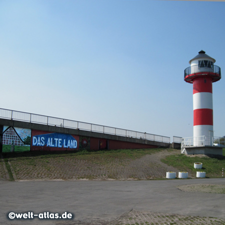 Leuchtturm am Lühe-Anleger an der Elbe im Alten Land, größtes zusammenhängendes Obstanbaugebiet in Mitteleuropa