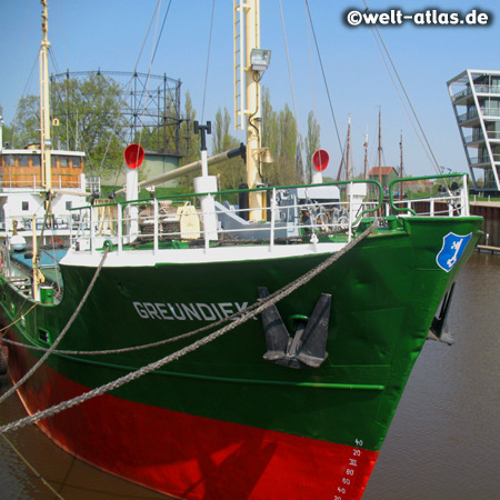 Das historische Küstenmotorschiff „Greundiek“ liegt als Kultur- und Denkmalschiff im Stadthafen von Stade und wird im Sommer für Ausflugsfahrten genutzt