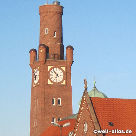 Uhrturm der historischen Hapag-Hallen am Steubenhöft in Cuxhaven, denkmalgeschützt