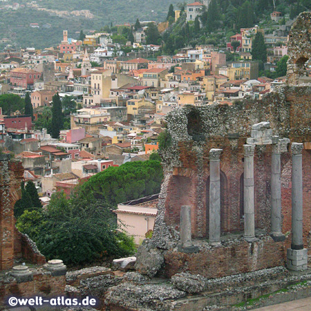 Antikes Theater und Blick auf Taormina 