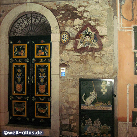 Reich verziertes Haus mit bemalter Tür, sizilianischen Fliesen und viel weiterem Fassadenschmuck, Taormina Altstadt