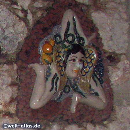 Trinacria, Siziliens Symbol bedeutet "die drei Vorgebirge", hier am schön verzierten Haus mit bemalter Tür, sizilianischen Fliesen und viel weiterem Fassadenschmuck, Taormina Altstadt