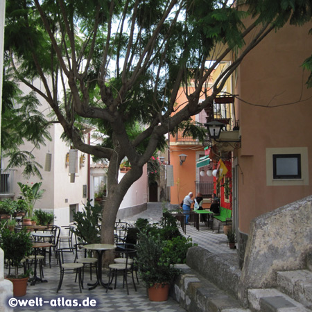 Piazza Duomo in Castelmola auf dem Berg Monte Tauro, oberhalb von Taormina