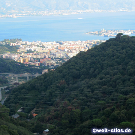 Blick aus den Bergen auf die Stadt Messina und bis nach Kalabrien hinüber