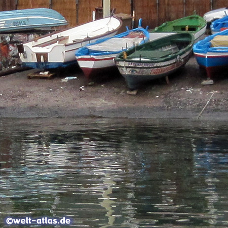Fischerboote im Hafen von Acitrezza an der “Bucht der Zyklopen” nahe Catania