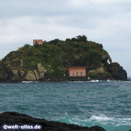 Der kleine, reizvolle Ort Acitrezza auf Sizilien ist auch bekannt durch die Zyklopeninseln 