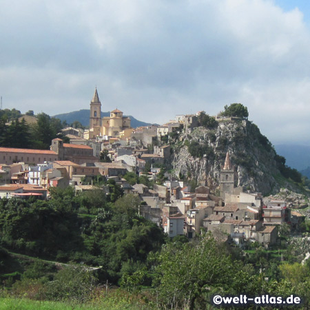 Das kleine mittelalterliche Bergdorf Novara di Sicilia soll eines der schönsten auf Sizilien sein und bietet wunderschöne Ausblicke