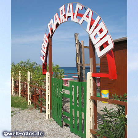 Strandclub in Marchesana, langer Sandstrand an der Nordküste Siziliens