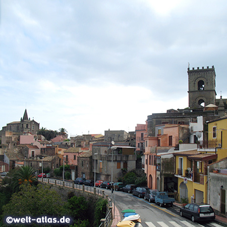 Forza D'Agrò, each day at 12 h a beautiful "Ave Maria" from Schubertsounds around the whole village