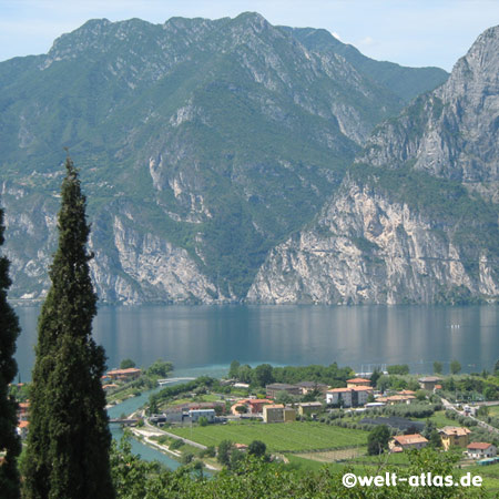 Gardasee, Blick aus den Bergen auf Nago-Torbole, Nordende des Sees im Trentino