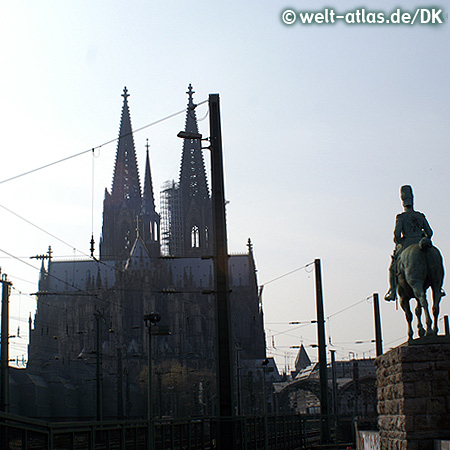 Blick auf die Türme des Kölner Doms und rechts das Kaiser-Wilhelm-Denkmal
