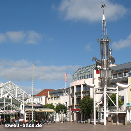 Sous-Turm auf dem Marktplatz mit Markthalle in Aurich