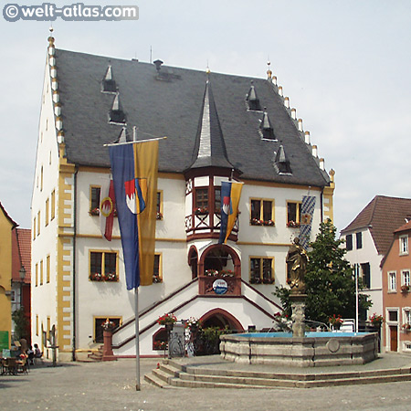 Rathaus im Renaissance-Stil von 1544 am Marktplatz
