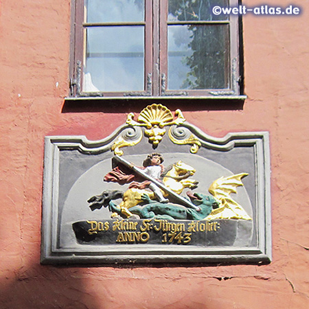 Wappen über dem Eingang des kleinen St. Jürgen Klosters von 1743 neben dem Kniepertor in Stralsunds Altstadt (UNESCO-Weltkulturerbe)