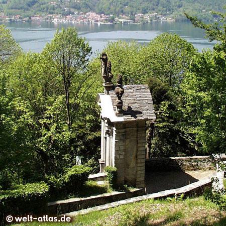 Blick vom Sacro Monte di Orta (UNESCO-Weltkulturerbe) auf den Lago d'Orta, Piemont