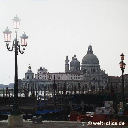 Die Kirche Santa Maria della Salute, Gondeln und Kandelaber