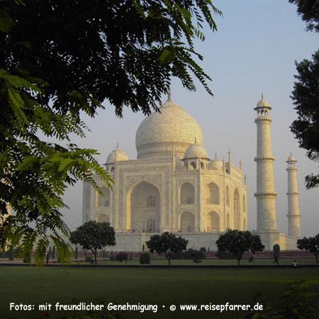 Morgenstimmung am Taj Mahal, eines der Wahrzeichen Indiens, Mausoleum in Agra, UNESCO-Weltkulturerbe